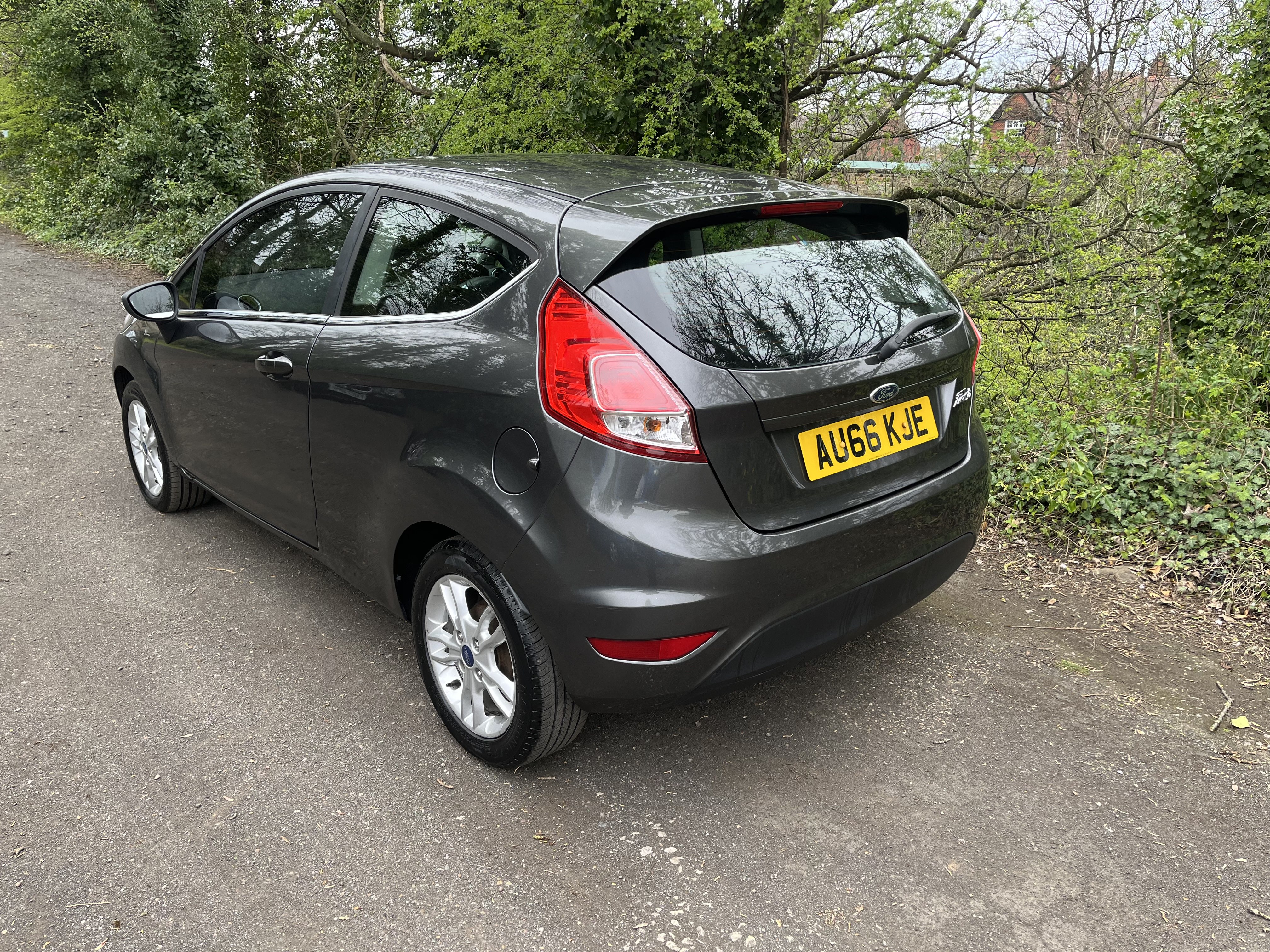 2016 Ford Fiesta thumbnail 2