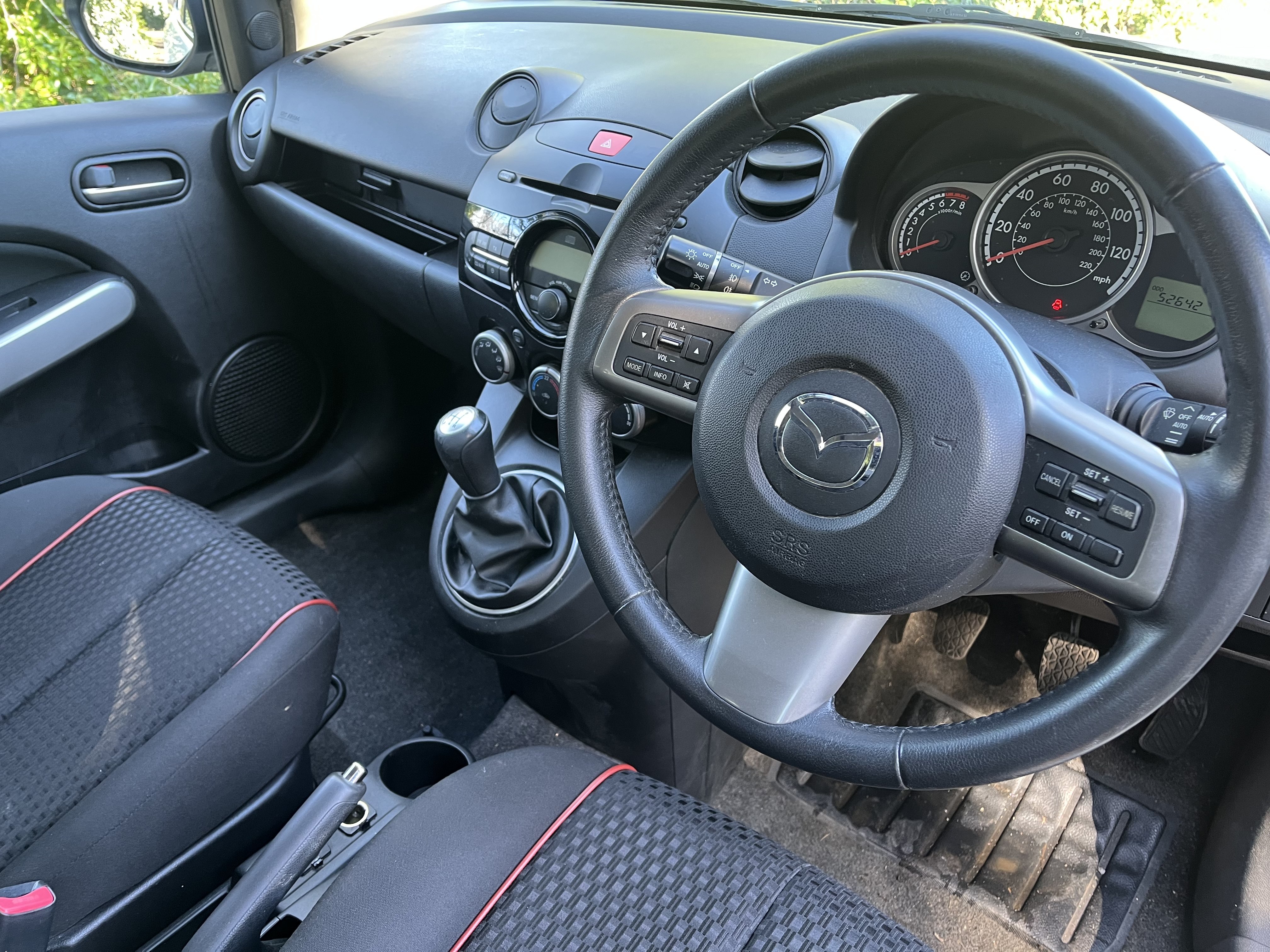 2012 Mazda Mazda 2 1.3 thumbnail 4